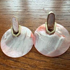 KENDRA SCOTT pink abalone didi earrings